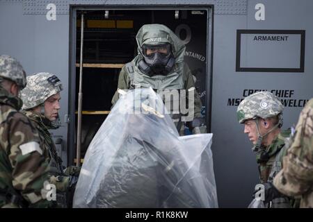 Aviateurs de la 130e Groupe Maintenance contaminés aider les membres du 167e Escadron d'évacuation aéromédicale dans l'évacuation d'un C-130H au cours d'un exercice, le 5 octobre 2018 à la base de la Garde nationale aérienne McLaughlin, Charleston, W.Va. La 130e Airlift Wing élaboré et préparé cet exercice pour mettre l'accent sur la formation et l'état de préparation, d'assurer un meilleur processus d'opérations en cas d'une urgence réelle. Banque D'Images