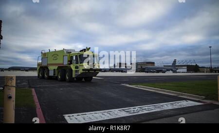 Un U.S. Air Force Protection incendie camion affecté à la 128e Escadre de ravitaillement en vol pompiers se trouve sur la rampe prête pour réponse, Milwaukee, Wisconsin, 11 octobre 2018. La 128ème aile Air Refueing est l'un des seuls services d'incendie accrédités dans l'Air National Guard. Banque D'Images