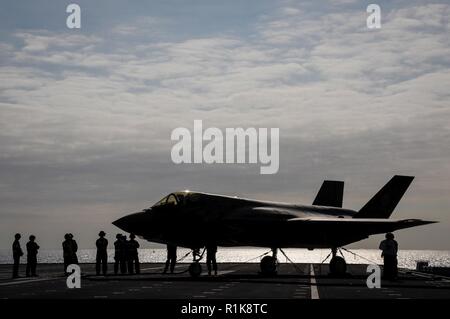 Porte-avions de la Royal Navy, le HMS Queen Elizabeth, a déployé vers les États-Unis à la terre des jets rapides sur le pont pour la première fois en huit ans. À la fin de septembre, les 65 000 tonnes porte-avions britannique lancé deux F-35B test d'aéronefs de la Force d'essai intégré (ITF), basée à Naval Air Station Patuxent River, Maryland, avec près de 200 membres du personnel de soutien de l'ITF, y compris les pilotes, ingénieurs, responsables et analystes des données pour la période de test en mer. L'objectif de ces essais initiaux, ou de développement, sont de déterminer, à travers l'avion spécialement équipé et capteurs autour du navire, th Banque D'Images