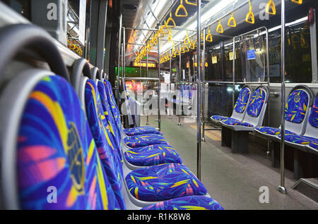 Intérieur du bus TransJakarta Banque D'Images