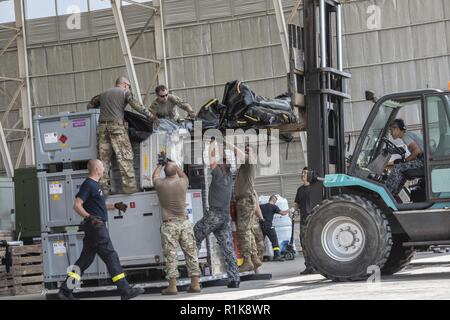 U.S. Air Force les membres affectés à la 36e Groupe d'intervention d'urgence Andersen Air Force Base, Guam, Japan Air Self-Defense Force et les militaires français charger des cargaisons sur un chariot élévateur à Balikpapan, Indonésie Le 9 octobre 2018. Les députés de la 36e et 374e Airlift Wing CRG de Yokota Air Base, le Japon appuie l'Agence américaine pour le développement international (USAID), les efforts de secours humanitaires après un séisme de magnitude 7,5 et le tsunami ont frappé l'île de Sulawesi en Indonésie, le 28 septembre 2018. Le Gouvernement indonésien et l'USAID travaillent avec huit pays et organismes militaires étrangers e Banque D'Images