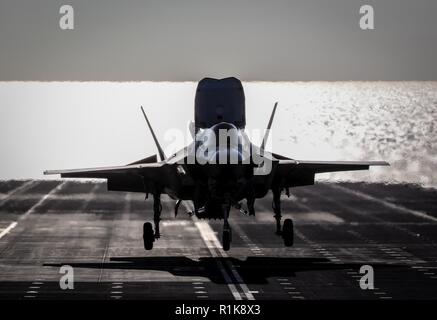 Porte-avions de la Royal Navy, le HMS Queen Elizabeth, a déployé vers les États-Unis à la terre des jets rapides sur le pont pour la première fois en huit ans. À la fin de septembre, les 65 000 tonnes porte-avions britannique lancé deux F-35B test d'aéronefs de la Force d'essai intégré (ITF), basée à Naval Air Station Patuxent River, Maryland, avec près de 200 membres du personnel de soutien de l'ITF, y compris les pilotes, ingénieurs, responsables et analystes des données pour la période de test en mer. L'objectif de ces essais initiaux, ou de développement, sont de déterminer, à travers l'avion spécialement équipé et capteurs autour du navire, th Banque D'Images