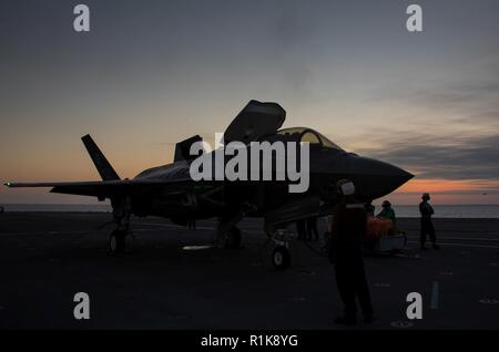 Porte-avions de la Royal Navy, le HMS Queen Elizabeth, a déployé vers les États-Unis à la terre des jets rapides sur le pont pour la première fois en huit ans. À la fin de septembre, les 65 000 tonnes porte-avions britannique lancé deux F-35B test d'aéronefs de la Force d'essai intégré (ITF), basée à Naval Air Station Patuxent River, Maryland, avec près de 200 membres du personnel de soutien de l'ITF, y compris les pilotes, ingénieurs, responsables et analystes des données pour la période de test en mer. L'objectif de ces essais initiaux, ou de développement, sont de déterminer, à travers l'avion spécialement équipé et capteurs autour du navire, th Banque D'Images
