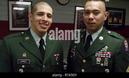 Le capitaine Jacob Lopez, un latino-américain et sous-S4 pour la 3ème Armored Brigade Combat Team, 'Bulldog' 1st Armored Division commandée dans un quartier-maître général de l'armée américaine après avoir obtenu son diplôme de l'Université de Texas-Pan American en juin 2013. Banque D'Images