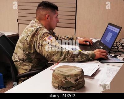 Le capitaine Jacob Lopez, un latino-américain, sert de sous-S4 pour la 3ème Armored Brigade Combat Team "Bulldog", 1st Armored Division assure Bulldog Brigade est financé avec le soutien du matériel approprié afin qu'ils êtes prêt maintenant et demain plus meurtrières. Banque D'Images