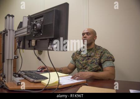 Le s.. Joshua McClendon, un recruteur du service antérieur, correspond avec les Marines sur les possibilités personnalisées disponibles pour eux dans le Marine Corps, à bord de la Réserve Marine Corps Base Quantico, Virginie, le 11 octobre 2018. McClendon recrute marines qui ne sont plus en service actif mais qui sont qualifiés pour appuyer les unités de réserve du Corps des Marines. Banque D'Images