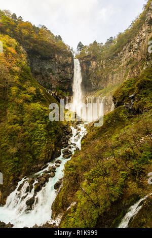 Chutes Kegon l'une des plus hautes cascades d'automne au Japon au Japon, le Parc National de Nikko. Banque D'Images