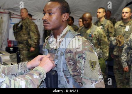 Le Sgt. Lewis Hamilton, avec la 38e Division d'infanterie, de la logistique, reçoit son nouveau grade de brigadier. Le général Steven King au cours d'un exercice pour les soldats dans le monde entier y compris Camp Atterbury, Indiana. Banque D'Images