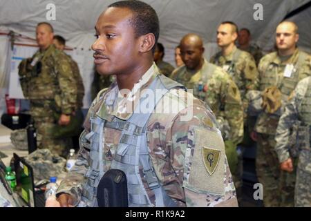 Le Sgt. Lewis Hamilton, avec la 38e Division d'infanterie, de la logistique, reçoit son nouveau grade de brigadier. Le général Steven King au cours d'un exercice pour les soldats dans le monde entier y compris Camp Atterbury, Indiana. Banque D'Images