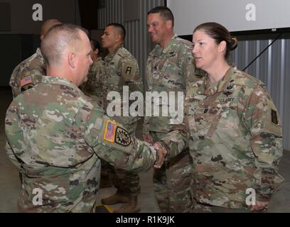 L'entraîneur d'observateurs des États-Unis/formateurs (PTOM) avec la Première Division de l'armée à l'Ouest sont reconnus et remerciés par le colonel Jason E. Briggs, commandant de la 224e brigade de maintien en puissance, en Californie, la Garde nationale de l'armée au Camp Atterbury, Indiana, le 10 octobre 2018. Les PTOM affecté à la 1ère du 357e Bataillon de soutien de la Brigade et 189e Brigade interarmes a fourni d'excellents commentaires sur les unités participant à Warfighter 19-1 et les a aidé à assurer le succès de la mission. Banque D'Images