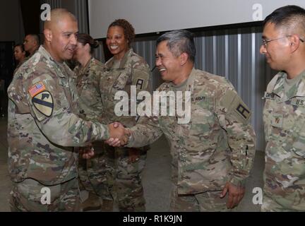 L'entraîneur d'observateurs des États-Unis/formateurs (PTOM) avec la Première Division de l'Armée de l'Ouest sont reconnus et remerciés par le Sgt Commande. Le Refugio Rosas, sergent-major de commandement de la 224e brigade de maintien en puissance, en Californie, la Garde nationale de l'armée au Camp Atterbury, Indiana, le 10 octobre 2018. Les PTOM affecté à la 1ère du 357e Bataillon de soutien de la Brigade et 189e Brigade interarmes a fourni d'excellents commentaires sur les unités participant à Warfighter 19-1 et les a aidé à assurer le succès de la mission. Banque D'Images