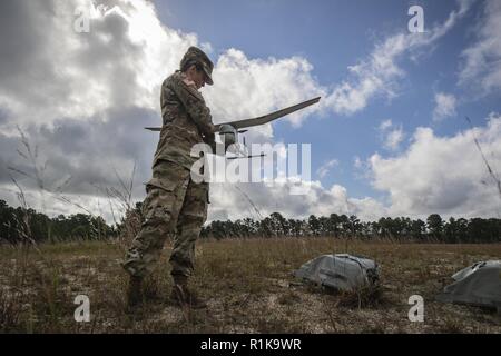 Le sergent de l'armée américaine. Merryfield Samantha, un soldat avec la 328e Compagnie de Police Militaire, prépare un RQ-11 Raven pour le vol pendant la partie formation d'un système aérien sans pilote cours sur l'opérateur Joint Base McGuire-Dix-Lakehurst, New Jersey), 10 octobre 2018. Le cours a eu lieu par le New Jersey Army National Guard Institut régional de formation du 254e, qui est basée à Sea Girt, New Jersey. Banque D'Images