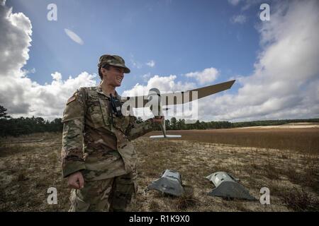 Le sergent de l'armée américaine. Merryfield Samantha, un soldat avec la 328e Compagnie de Police Militaire, prépare un RQ-11 Raven pour le vol pendant la partie formation d'un système aérien sans pilote cours sur l'opérateur Joint Base McGuire-Dix-Lakehurst, New Jersey), 10 octobre 2018. Le cours a eu lieu par le New Jersey Army National Guard Institut régional de formation du 254e, qui est basée à Sea Girt, New Jersey. Banque D'Images