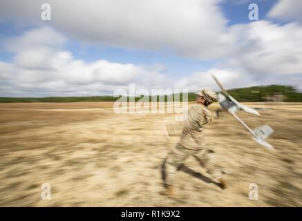 Le sergent de l'armée américaine. Merryfield Samantha, un soldat avec la 328e Compagnie de Police Militaire, lance une RQ-11 Raven durant la partie formation d'un système aérien sans pilote sur l'opérateur Joint Base McGuire-Dix-Lakehurst, New Jersey), 10 octobre 2018. Le cours a eu lieu par le New Jersey Army National Guard Institut régional de formation du 254e, qui est basée à Sea Girt, New Jersey. Banque D'Images