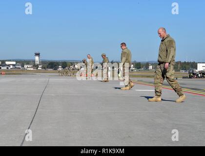 Aviateurs affecté à la 435ème Groupe d'intervention d'urgence mener un objet étranger à pied de débris sur la base aérienne de Ramstein, en Allemagne, le 4 octobre 2018. La marche FOD a été fait pour empêcher les débris de causant des dommages à l'aéronef pendant l'exercice Europe Ace. Banque D'Images