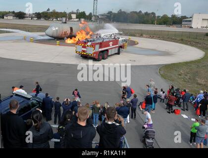 Regardez les participants que les pompiers affectés à la 86e Escadron de génie civil d'une simulation de lutte contre les incendies d'aéronefs sur base aérienne de Ramstein, en Allemagne, le 6 octobre 2018. Les pompiers ont démontré leurs capacités pour les membres de la communauté militaire de Kaiserslautern dans le cadre de la journée portes ouvertes du service des incendies pour le lancement de la Semaine de prévention des incendies. Banque D'Images