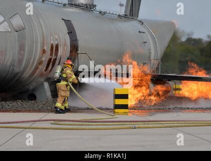 Les pompiers affectés à la 86e Escadron de génie civil d'une simulation de lutte contre les incendies d'aéronefs sur base aérienne de Ramstein, en Allemagne, le 6 octobre 2018. Dans le cadre de la journée portes ouvertes du service des incendies pour le lancement de la Semaine de la prévention des incendies, les pompiers ont démontré leur compétence pour les membres de la communauté militaire de Kaiserslautern. Banque D'Images