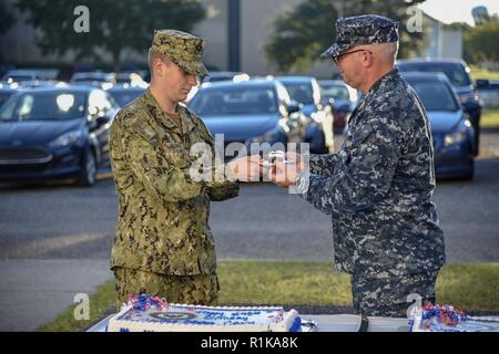 AFB KEESLER, au Mississippi (oct. 12, 2018) Chef d'Aérographe 4400 Drew Ribar, droite, passe un morceau de gâteau dans la célébration de la 243e anniversaire de la Marine américaine à l'Aérographe's Mate Airman Geoffrey Haraway au centre de formation technique de l'Aviation Navale de Keesler Unité. Le plus vieux marin passe la première coupe à la plus jeune pour symboliser le passage de l'expérience d'une génération de Marin à l'autre. Banque D'Images