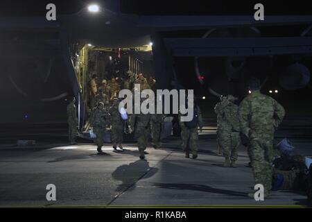 Aviateurs lors de la 41e Escadron (RQS) Retour à la maison d'un déploiement, 9 octobre 2018, à Moody Air Force Base, Ga. pendant le déploiement, la 41e et la 41e QR Unité de maintenance d'hélicoptères de recherche et sauvetage de combat fourni et les capacités des opérations d'entretien dans un endroit en avant. Banque D'Images