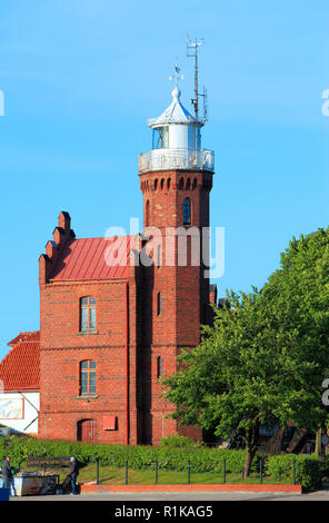 Ustka, occidentale / Pologne - 2009/07/02 : le phare historique de capacités au rivage de la mer Baltique et dans la rivière Slupia Ustka Banque D'Images