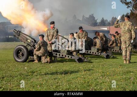 Les soldats de la Batterie B, 2e Bataillon, 12e Field Artillery Brigade Stryker, 2e, 2e Division d'infanterie, tours d'incendie au cours d'une cérémonie de bienvenue pour le nouveau général commandant adjoint du 1er Corps, le Major-général William H. Graham, Octobre 12, 2018 at Joint Base Lewis-McChord, dans l'État de Washington. "C'est moi 30 ans pour en arriver à ce corps tant désiré et riche", a déclaré M. Graham. "Mais c'était absolument en valeur l'attente." Banque D'Images