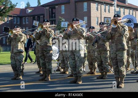 Les soldats du Corps de l'Amérique je jouer au cours d'une cérémonie de bienvenue pour le nouveau général commandant adjoint du 1er Corps, le Major-général William H. Graham, le 12 octobre 2018 sur Joint Base Lewis-McChord. "C'est moi 30 ans pour en arriver à ce corps tant désiré et riche", a déclaré M. Graham. "Mais c'était absolument en valeur l'attente." Banque D'Images