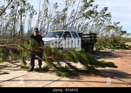 Un membre de l'équipage de la Garde côtière Station New Orleans se déplace les débris en route vers un chèque de bien-être social le 12 octobre 2018, à Panama City, en Floride. Les équipages de la Garde côtière à travers les États-Unis sont stratégiquement le déplacement des biens et des employés pour l'ouragan Michael réponse après la tempête. Banque D'Images