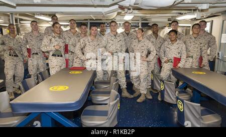 La mer d'OMAN - Marines des États-Unis avec la 13e Marine Expeditionary Unit (MEU), montrer leurs onglets formateur après un diplôme de fin de l'Art Martial - instructeur à bord de la classe Whidbey Island landing ship dock USS Rushmore (LSD 47), 12 octobre, 2018. Le groupe amphibie d'Essex et la 13e MEU sont déployés dans le domaine de la 5e flotte américaine des opérations à l'appui des opérations navales pour assurer la stabilité et la sécurité maritime dans la région Centrale, reliant la Méditerranée et le Pacifique à travers l'ouest de l'Océan indien et trois points d'étranglement stratégiques. Banque D'Images