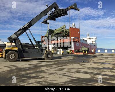 Les Marines américains, soldats norvégiens, et les civils collaborent pour décharger du matériel qui sera utilisé pendant 18 Trident Stade à Port de Trondheim, Norvège, le 11 octobre 2018. Stade Trident 18 améliore les États-Unis et ses alliés de l' capacité à travailler ensemble collectivement pour mener des opérations militaires dans des conditions difficiles. Banque D'Images