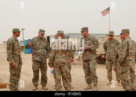 Le colonel de l'armée américaine Patrick Sullivan, deuxième à gauche, commandant de la 20e Brigade d'ingénieur, les ingénieurs de l'Armée parle sur la masse à Al Asad Air Base (AAAB), l'Iraq, au cours de sa circulation de bataille le 10 octobre 2018. AAAB est une combinaison d'un groupe de travail conjoint - Fonctionnement amélioré la capacité inhérente de résoudre partenaire emplacement consacre à la formation des forces des partenaires et renforcer leur efficacité. Banque D'Images