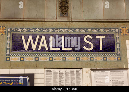 La station de métro Wall Street signe mosaïque, New York City, États-Unis d'Amérique. Banque D'Images