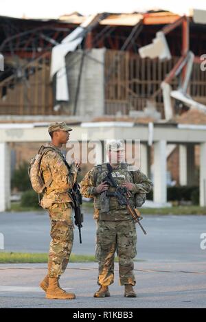 53ème Infantry Brigade Combat Team soldats d'assurer la sécurité de la 290e Escadron de soutien de communication conjointes à Panama City, Floride, le 13 octobre 2018. La 290e de JCSS La base aérienne MacDill, établi pour la communication initiale Bay Comté Centre des opérations d'urgence pour permettre aux efforts de secours à la suite de la Force totale de l'ouragan Michael. Banque D'Images