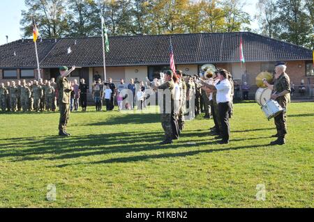 HURTGENWALD-Vossenack, Allemagne -- les soldats de la Bundeswehr jouer le U.S. National Hymne national au cours de la cérémonie de clôture, le 13 octobre 2018. La Forêt de Huertgen Mars est un monument commémoratif annuel qui a eu lieu en mars pour se souvenir de ceux qui ont perdu la vie pendant la bataille de Huertgen Forêt. Banque D'Images