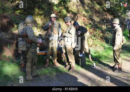 Les soldats de l'armée américaine et Bundeswehr déguisés en soldats de la DEUXIÈME GUERRE MONDIALE dans Hurtgenwald-Vossenack, Allemagne Octobre 13, 2018. Les soldats ont été reproduisant les événements historiques de la bataille de la forêt de Huertgen. Banque D'Images