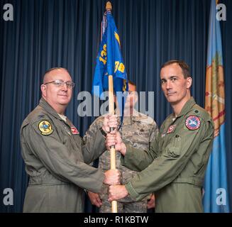 138e Escadron de soutien des opérations entrant Commandant, le Lieutenant-colonel Eric Jauquet, accepte le guidon du Colonel Bruce Hamilton, commandant du Groupe de la 138e, au cours d'une cérémonie de passation de commandement le 13 octobre 2018 à Tulsa Air National Guard Base, en Oklahoma. La cérémonie de passation de commandement est une tradition militaire qui visiblement reconnaît et assure la responsabilité et les pouvoirs de la nouveau commandant. Banque D'Images