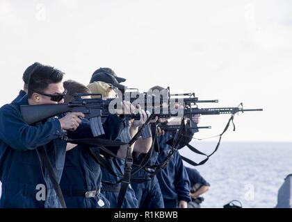 Mer Méditerranée (oct. 11, 2018) Les marins à bord de la classe San Antonio de transport amphibie USS dock Anchorage (LPD 23) participer à un petit calibre exercice de tir réel sur le poste de pilotage en mer Méditerranée le 11 octobre 2018. Anchorage et entrepris 13e Marine Expeditionary Unit sont déployés dans le domaine de la sixième flotte américaine de la paix comme une force d'intervention de crise à l'appui de partenaires régionaux ainsi que de promouvoir les intérêts de la sécurité nationale des États-Unis en Europe et en Afrique. Banque D'Images