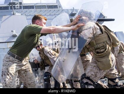 Mer Méditerranée (oct. 11, 2018) Les Marines américains affectés au 13e Marine Expeditionary Unit (MEU) participer à la formation anti-émeute à bord du San Antonio-classe de transport amphibie USS dock Anchorage (LPD 23) dans la mer Méditerranée le 11 octobre 2018. Anchorage et entrepris 13e MEU sont déployés dans le domaine de la sixième flotte américaine de la paix comme une force d'intervention de crise à l'appui de partenaires régionaux ainsi que de promouvoir les intérêts de la sécurité nationale des États-Unis en Europe et en Afrique. Banque D'Images