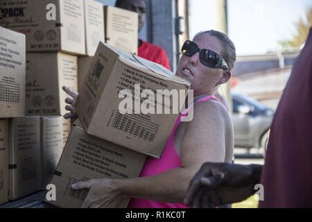 Blountstown, FL, le 13 octobre 2018 - bénévoles charger les véhicules avec la nourriture et l'eau à un point de distribution site au cours de l'ouragan Michael Les efforts de secours. Point de distribution ou POD est où le public va pour aller chercher des fournitures d'urgence après une catastrophe. Le Cpl. Jacklyn Farias /CAISE Banque D'Images