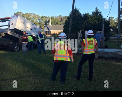 La première génératrice de secours d'urgence de l'USACE en mission d'alimentation en Géorgie a été installé hier soir et est prenant en charge les infrastructures de traitement des eaux usées dans la région de Albany avec alimentation temporaire d'urgence alors que la plus grande grille commerciale continue d'être restauré. Illustré : la planification de l'alimentation d'urgence et d'intervention du personnel de l'équipe du district de Savannah superviser l'installation. La Mission d'alimentation d'urgence est géré par l'Army Corps of Engineers des États-Unis il y à l'appui de la Federal Emergency Management Agency, FEMA comme partie de la réponse fédérale à l'ouragan Michael. ( Banque D'Images