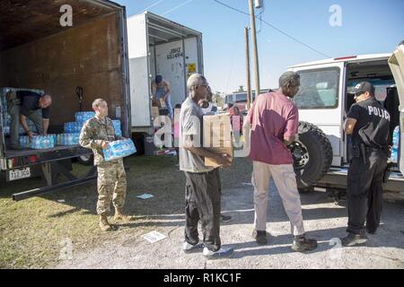 Blountstown, FL, le 13 octobre 2018 - bénévoles charger les véhicules avec la nourriture et l'eau à un point de distribution site au cours de l'ouragan Michael Les efforts de secours. Point de distribution ou POD est où le public va pour aller chercher des fournitures d'urgence après une catastrophe. La CPS. Andrea Serhan/CAISE Banque D'Images