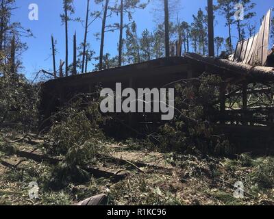 Le U.S. Army Corps of Engineers, District du projet Mobile, Jim Woodruff Lock & Dam, a subi des dommages et s'occupe des questions d'alimentation, mais elle a survécu à l'impact de l'ouragan Michael comme il l'battues Florida Gulf Coast dans Lake Seminole, en Floride Banque D'Images