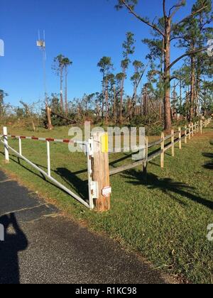 Le U.S. Army Corps of Engineers, District du projet Mobile, Jim Woodruff Lock & Dam, a subi des dommages et s'occupe des questions d'alimentation, mais elle a survécu à l'impact de l'ouragan Michael comme il l'battues Florida Gulf Coast dans Lake Seminole, en Floride Banque D'Images