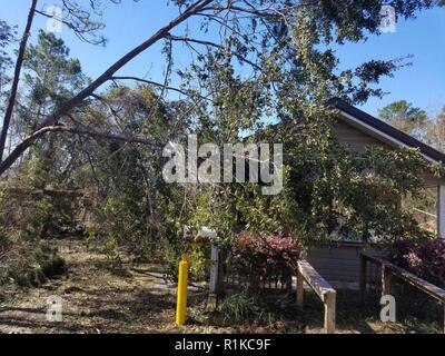 Le U.S. Army Corps of Engineers, District du projet Mobile, Jim Woodruff Lock & Dam, a subi des dommages et s'occupe des questions d'alimentation, mais elle a survécu à l'impact de l'ouragan Michael comme il l'battues Florida Gulf Coast dans Lake Seminole, en Floride Banque D'Images