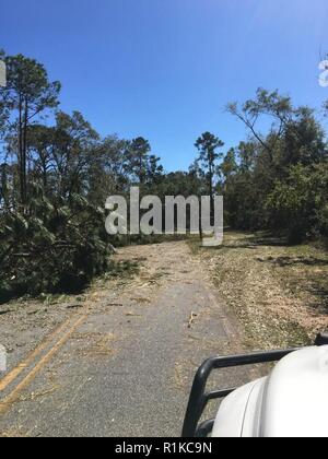 Le U.S. Army Corps of Engineers, District du projet Mobile, Jim Woodruff Lock & Dam, a subi des dommages et s'occupe des questions d'alimentation, mais elle a survécu à l'impact de l'ouragan Michael comme il l'battues Florida Gulf Coast dans Lake Seminole, en Floride Banque D'Images