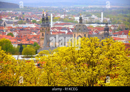 La vue sur la cathédrale gothique du jardin près de hommes sur un monastère Frauenberg à Fulda, Hessen, Allemagne Banque D'Images