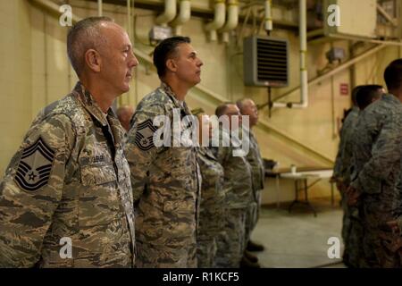 Le chef de l'US Air Force Master Sgt sont prêts avant une cérémonie en l'honneur de la promotion capitaine principal Sgt. Lisa Phillips comme il est promu au grade de sergent-chef en chef au North Carolina Air National Guard Base, Charlotte Douglas International Airport, 13 octobre, 2018. Phillips est la première femme directrice Master Sgt. jamais affecté à la 145e groupe de maintenance. Banque D'Images