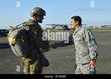 Le capitaine de l'US Air Force Christian Lora, 424e Escadron d'opérations de la Base aérienne de l'aérodrome de commandant de l'escadrille, droite, serre la main avec une aile d'opérations air-Terre 435ème paratrooper sur la base aérienne de Chievres, Belgique, le 4 octobre 2018. En tant qu'unité géographiquement séparées de la 86e Escadre de transport aérien à la base aérienne de Ramstein, en Allemagne, la 424e mène des opérations de soutien d'aérodrome l'APA pour les forces de l'OTAN et des États-Unis. Banque D'Images