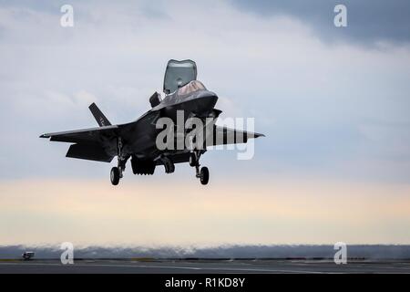 Le premier atterrissage vertical Rolling embarqués (SRVL) a été réalisée avec un F-35B Lightning II Joint strike fighter jet des essais à bord du nouveau porte-avions britannique, le HMS Queen Elizabeth. Le Royaume-Uni est le seul pays en ce moment à la planification de l'utilisation de la manoeuvre, ce qui permettra à la terre à bord de jets avec les charges plus lourdes, ce qui signifie qu'ils n'aurez pas besoin de larguer le carburant cher et les armes avant l'atterrissage. L'atterrissage d'aujourd'hui, menée par Peter Wilson, un pilote d'essai de BAE Systems au Royaume-Uni avec le F-35 Pax River Test Force intégrée, a eu lieu à exactement 10 h 30, 13 octobre 2018, à l'est des coa Banque D'Images