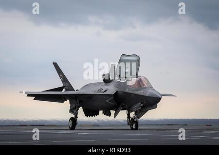 Le premier atterrissage vertical Rolling embarqués (SRVL) a été réalisée avec un F-35B Lightning II Joint strike fighter jet des essais à bord du nouveau porte-avions britannique, le HMS Queen Elizabeth. Le Royaume-Uni est le seul pays en ce moment à la planification de l'utilisation de la manoeuvre, ce qui permettra à la terre à bord de jets avec les charges plus lourdes, ce qui signifie qu'ils n'aurez pas besoin de larguer le carburant cher et les armes avant l'atterrissage. L'atterrissage d'aujourd'hui, menée par Peter Wilson, un pilote d'essai de BAE Systems au Royaume-Uni avec le F-35 Pax River Test Force intégrée, a eu lieu à exactement 10 h 30, 13 octobre 2018, à l'est des coa Banque D'Images