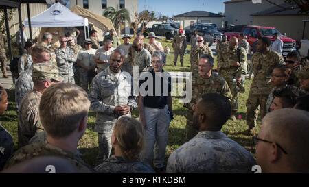 Les hauts dirigeants de l'Armée de l'air parle d'aviateurs à la base aérienne Tyndall, en Floride, le 14 octobre 2018. Les hauts dirigeants de l'Armée de l'air a visité la Base aérienne Tyndall pour évaluer les dommages de l'ouragan Michael, l'un des plus intenses les cyclones tropicaux à jamais frapper les États-Unis. Banque D'Images